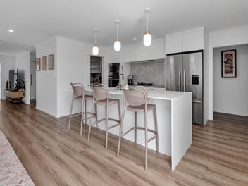 Luxury Living! - Near New