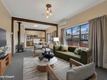 SITTING PRETTY ON PORTIA STREET