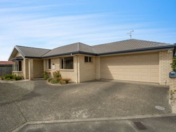 Delightfully appealing - sunny, private, easy care