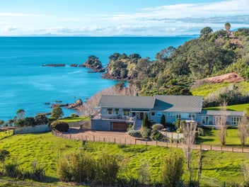 Rare Waiheke Waterfront - A Coastal Legacy