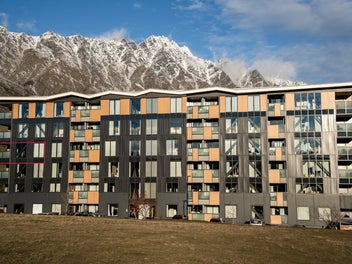 Corner Gem - Endless Sun and Mountain Views!