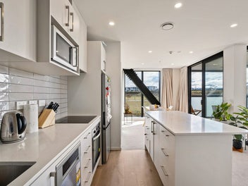 Corner Gem - Endless Sun and Mountain Views!