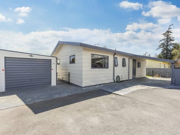Sunny & Low-Maintenance 3-Bed with Hobby-Room