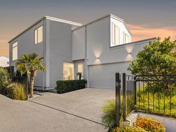 UNDER OFFER! Luxury + Top Tier School Zones!