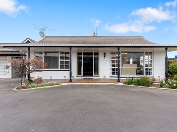 Be in before Christmas- Prime Location!