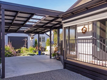 Quiet Cul-de-Sac Living with Garden Oasis