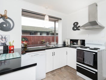 Modern, surprising spacious, perfect location.