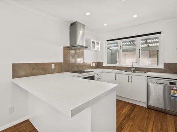 Versatile, Multi-Generational Family Living!