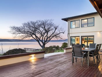 An Exceptional Lakefront Lodge – Lake Rotorua