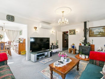SUNNY, SPACIOUS & FAMILY READY!