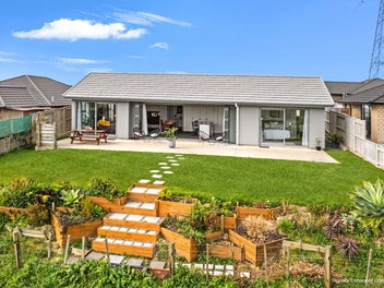 Stunning Views, comfortable living !
