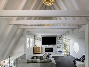 SUNNY INDOOR-OUTDOOR SPLENDOUR