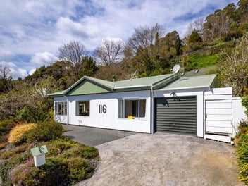 A Sweet Retreat for Singles or Couples with Views!