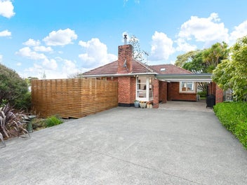 CHARM GALORE & 713m2 OF GARDEN TOO