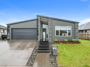SPACIOUS 220m2 HOME ON POPULAR AWATEA DRIVE
