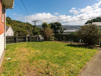 SUNNY FAMILY HOME CLOSE TO SHOPS & SCHOOLS