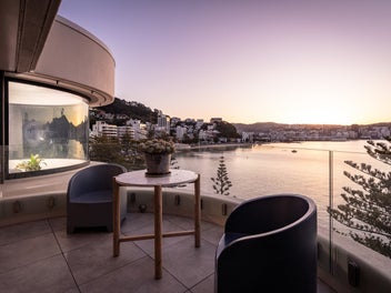 LUXURIOUS SUNNY PENTHOUSE & TWO CARPARKS