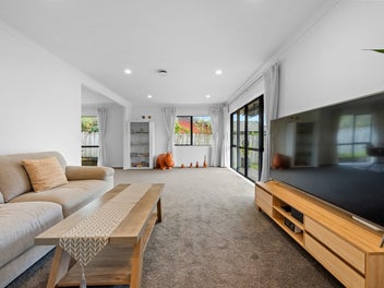 Renovated Family Home in Private Retreat