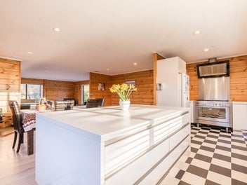 Lockwood Stunner - 5 Acres of Lifestyle