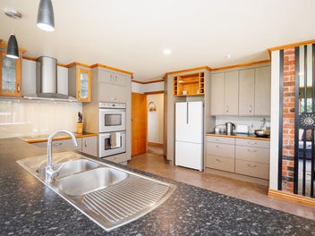 Prime Lifestyle Living!! 364m2 Home with 5 Car Gar