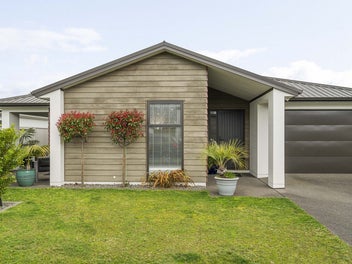 Entertainer's Dream Awaits! Sunny, Stylish Living