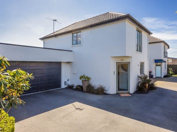 Freehold Townhouse In Prime Location