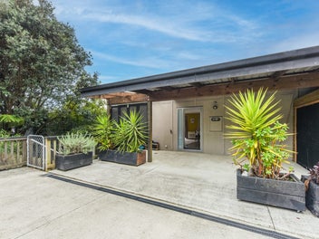 Modern Living With Sunshine & Views!