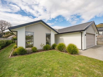 Spacious, Stylish & Sunny!