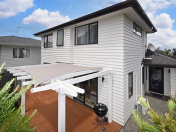 HOLIDAY LIFESTYLE. LOW MAINTENANCE LIVING.