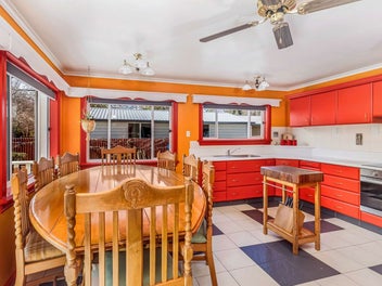 Vendors relocating - need sold!