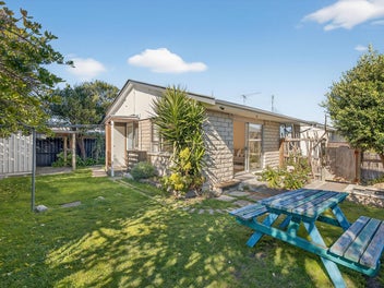 Charming 2-Bed Home Near the Shore!
