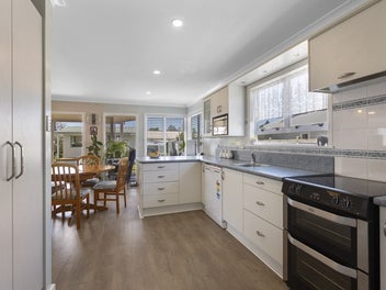 SUPER SWEET HOME WITH SELF-CONTAINED SLEEPOUT