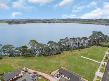 Waterfront section - 558sqm with endless potential