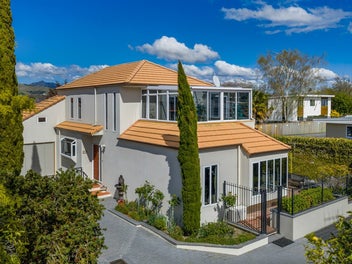 Sky High City Views - Amazing Price!