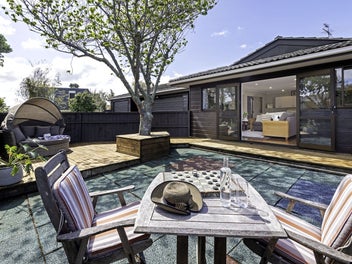 Elevated lifestyle in Farm Cove