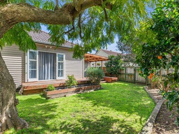 1940s Charmer Packed with Potential!