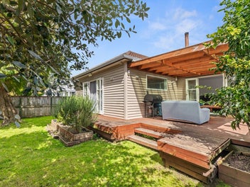 1940s Charmer Packed with Potential!