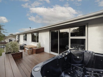 MODERN COMFORT WITH OUTDOOR LIVING IN HOLMES HILL