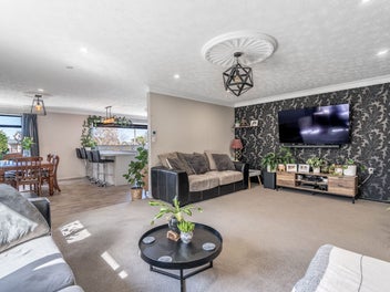 Family Home on Queens Drive!