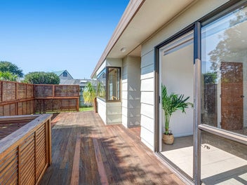 Price Drop! Stand-alone + Parking!