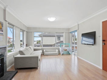 Solid Brick & Tile on 446m² Freehold Site