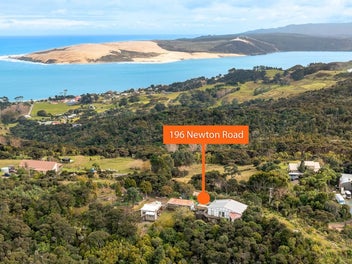 LIFESTYLE OASIS WITH PANORAMIC HARBOUR VIEWS