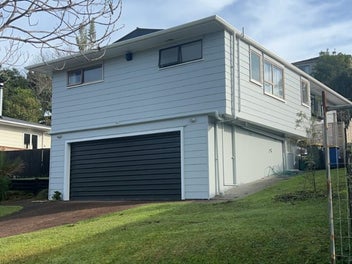 Spacious Tidy 3 bedroom home - Lakeside