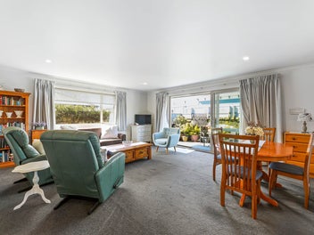 Stylish, Low-Maintenance and Close to Town