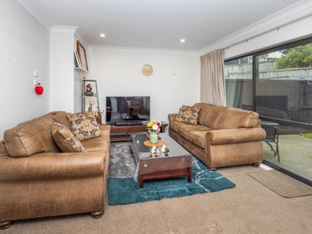 2/33 Cowley Drive - Easy, Modern Living