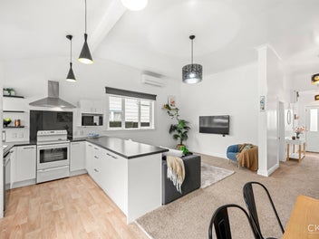 CHARMING, WARM AND WONDERFULLY CENTRAL!
