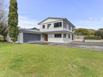 Modernised Oakura Semi-Rural Lifestyle