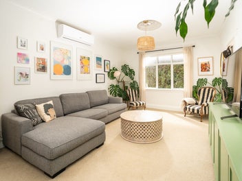 SUNNY CUL-DE-SAC DELIGHT CLOSE TO SHOPS