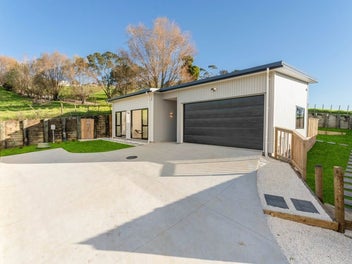 Near-New 3+2 Bedroom Versatile Home