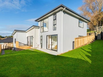 Near-New 3+2 Bedroom Versatile Home